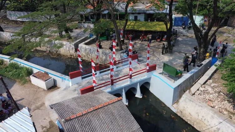 Bakti TNI Hadirkan Jembatan Armco di Kota Cirebon untuk Mudahkan Aktivitas Warga
