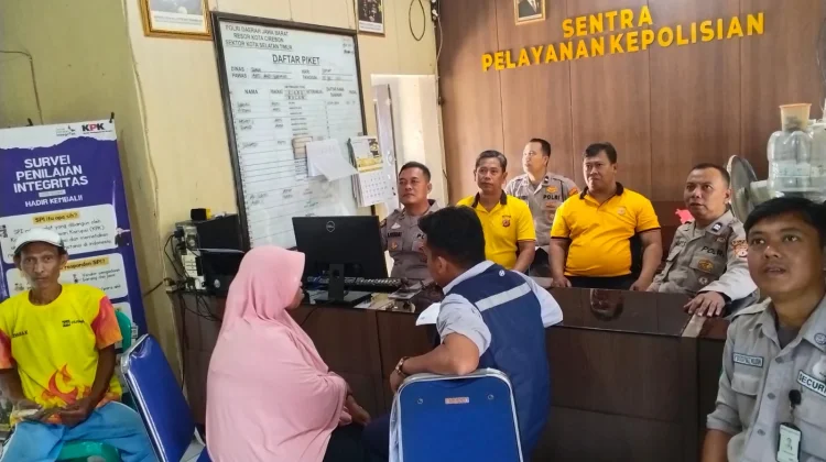 Meriah, Polsek Cirebon Seltim Ajak Warga Kecapi Nobar Swiss Vs Aljazair