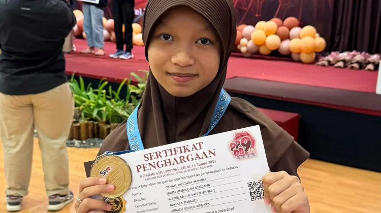 Siswi SMPN Unggulan Sindang Indramayu Raih  Silver Reward