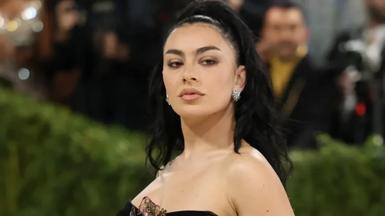 Charli XCX Gelar Listening Party di Bioskop Indie