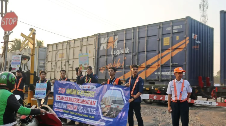 HUT Ke-17, KAI Cirebon Gandeng Edan Sepur Edukasi Keselamatan di Rel Kereta Api