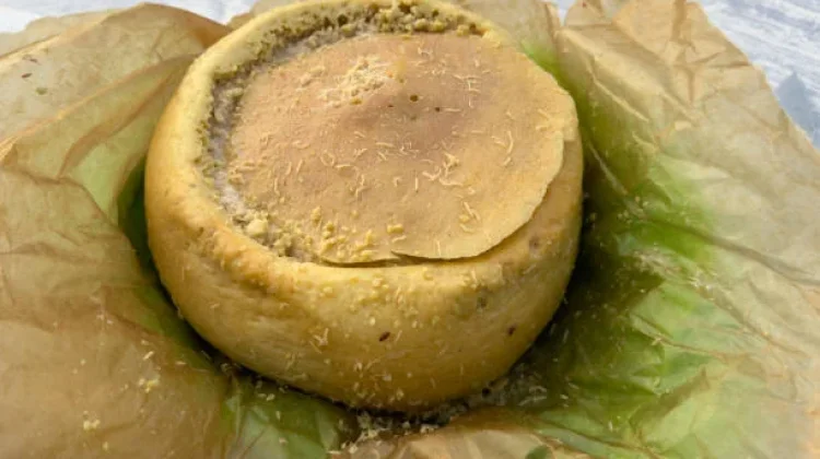 Casu Marzu: Keju "Hidup" yang Menantang Adrenalin dari Sardinia