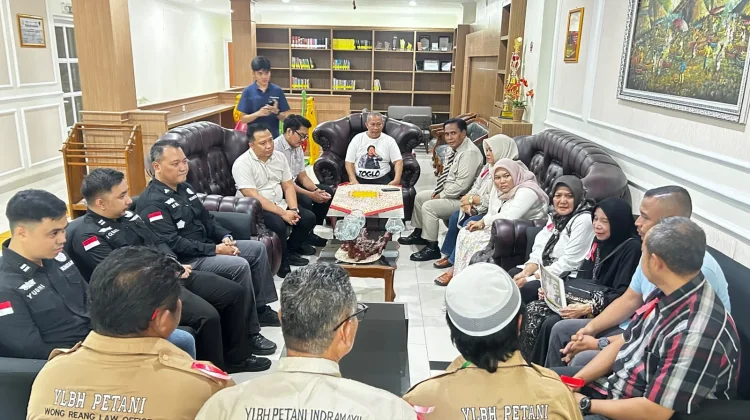 Keluarga Korban Kasus Poman Datangi Kejari Indramayu Sampaikan Terima Kasih