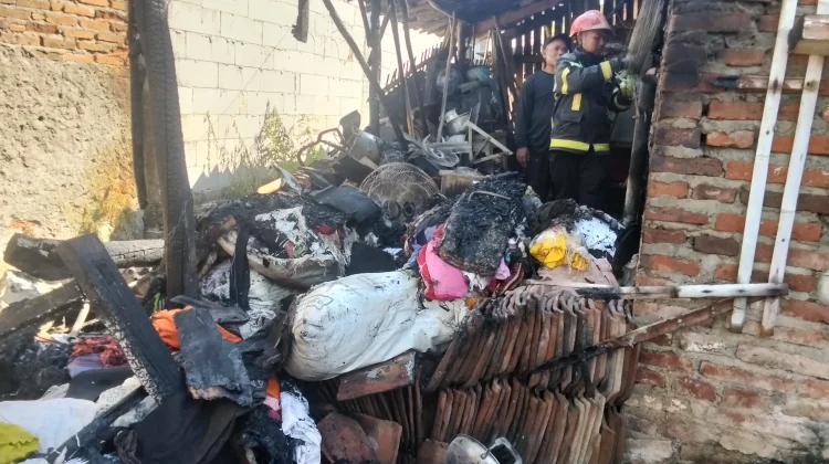 Si Jago Merah Amuk Rumah Warga di Kertasmaya Indramayu