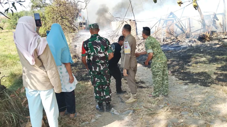 Kebakaran Kandang Ayam di Majalengka, TNI gerak Cepat  Membantu