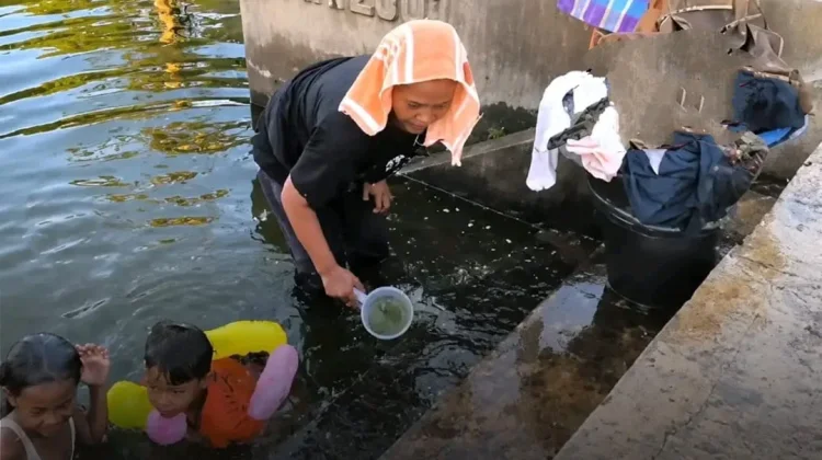 Krisis Air Bersih Warga Krangkeng Indramayu Terpaksa Mandi di Balong