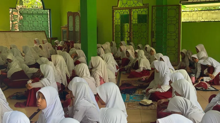 OSIS dan MPK SMPN 4 Kota Cirebon Dampingi Siswa Baru Beradaptasi Selama MPLS