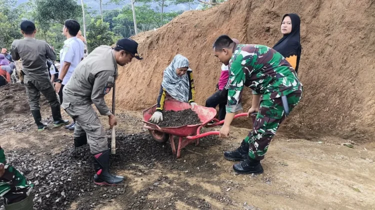 Pengecoran Jalan Antar Dusun di Pasiragung Libatkan Warga dan TNI
