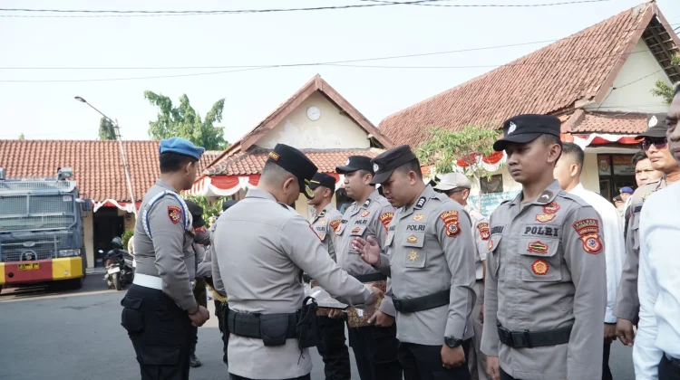 Kapolres Cirebon Kota Berikan Penghargaan kepada 51 Personel Berprestasi