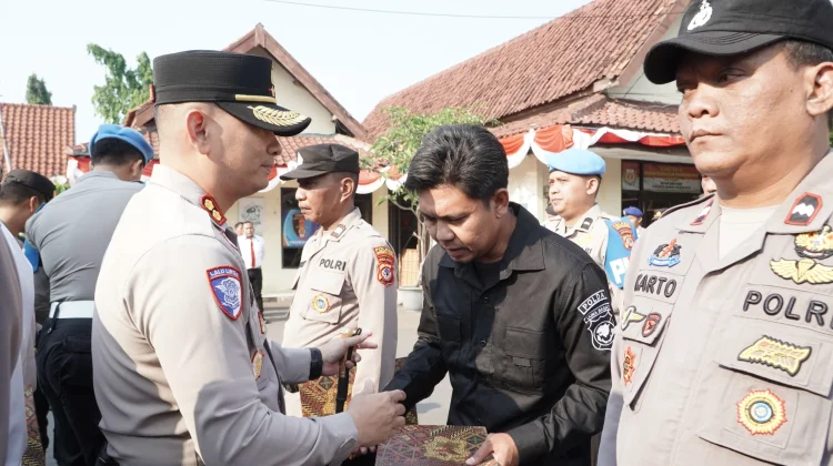 Apel Terakhir, Kapolres Cirebon Kota Beri Kejutan Umrah untuk Anggota