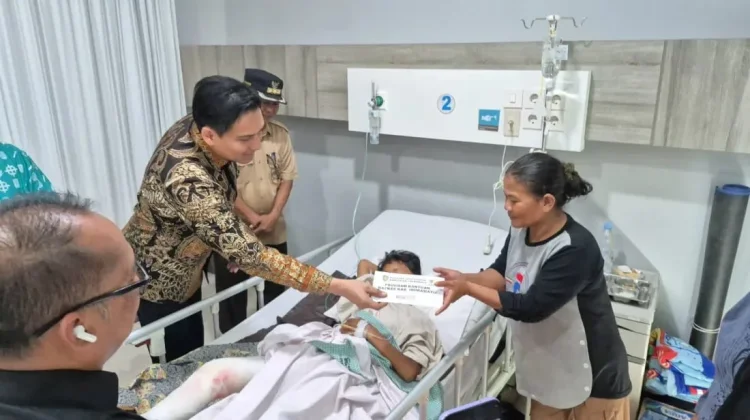 Bupati Indramayu Lucky Hakim Jenguk Korban Selamat Laka Maut