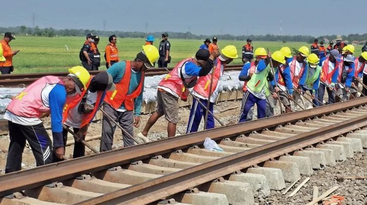 KAI Daop 3 Cirebon Perkuat Pemeliharaan Prasarana Demi Keselamatan Perjalanan