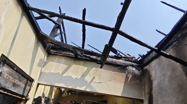Lima Armada Damkar Padamkan Kebakaran Rumah di Karangampel Indramayu