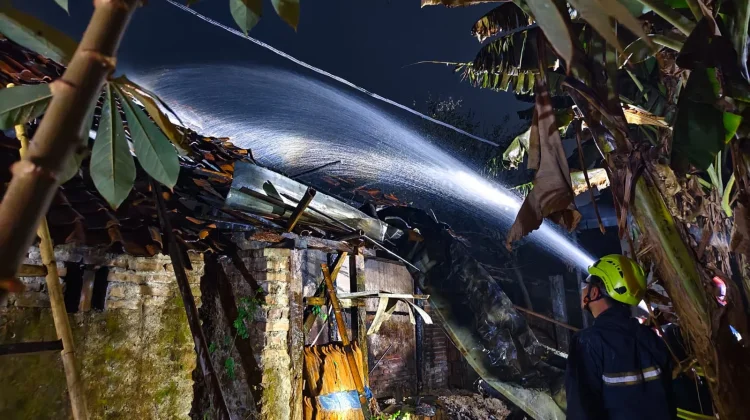 Bakar Sampah Picu Kebakaran, Rumah Warga di Majalengka Hangus Dilalap Api