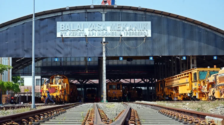 Balai Yasa Cirebon Prujakan Rawat 51 Mesin Perawatan Rel untuk Seluruh Pulau Jawa