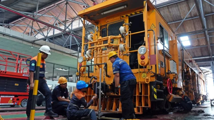 KAI Daop 3 Cirebon Andalkan SDM Profesional Jaga Keandalan Mesin Perawatan Rel