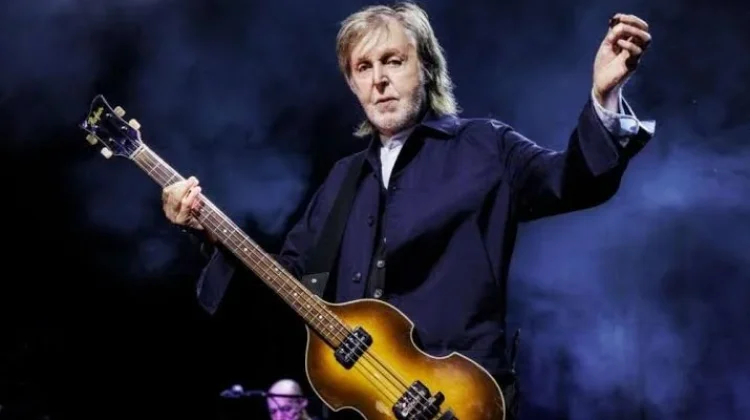 Paul McCartney Beri Kejutan untuk Wisatawan Magical Mystery Tour