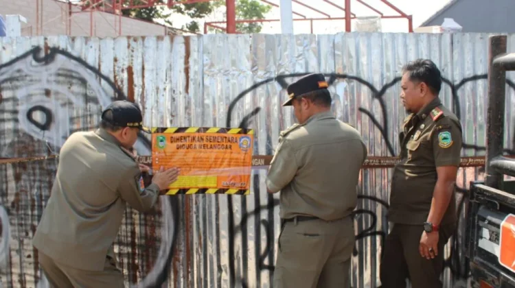 Satpol PP Kuningan Segel  Bangunan Usaha di Bundaran Cijoho