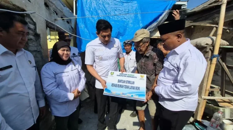 Warga Sindang Terharu Bupati Indramayu Lucky Hakim Berikan Bantuan Rutilahu