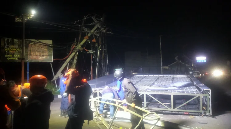 Videotron Roboh di Majalengka, Pengendara Tewas Siapa Bertanggung Jawab?