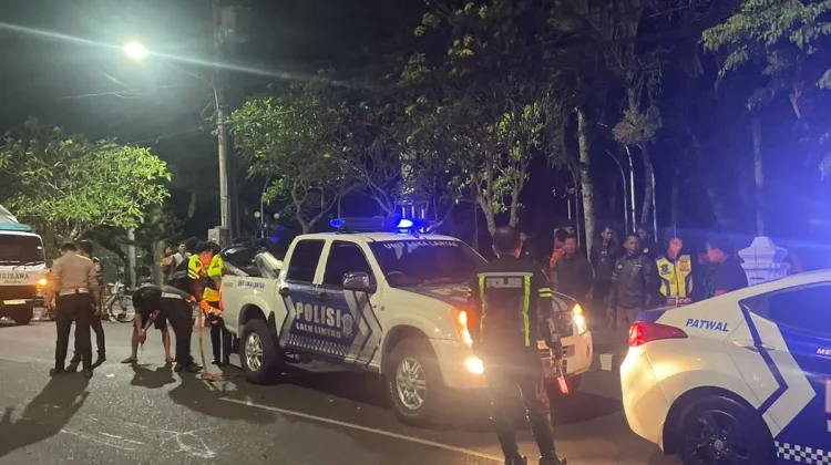 Lawan Arus, Pemotor Luka Berat Tabrak Truk di Kuningan