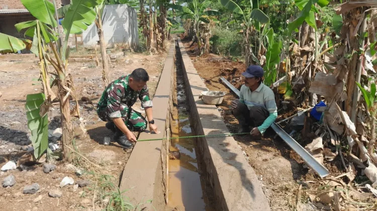 Babinsa Awasi Pembangunan Saluran Irigasi di Mekarsari Kuningan