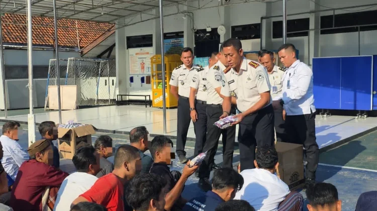 Bukan Razia, Lapas Kuningan Malah Bagikan Paket Mandi ke Warga Binaan