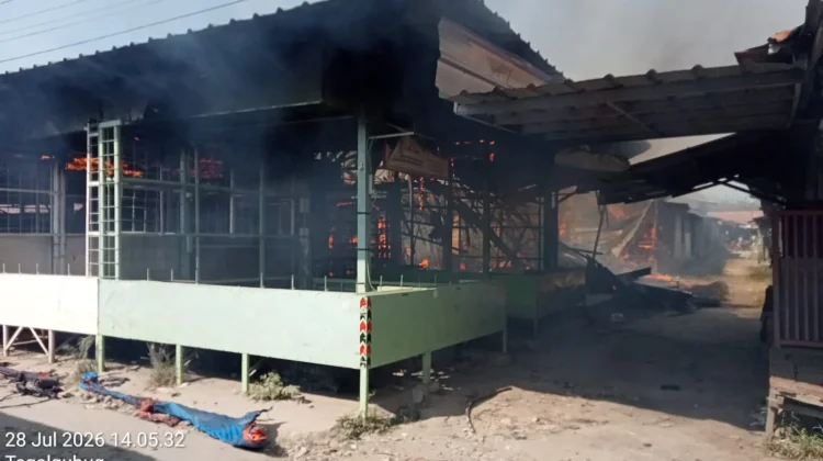 Kebakaran Landa Pasar Sandang Tegal Gubug Cirebon, 46 Lapak Hangus