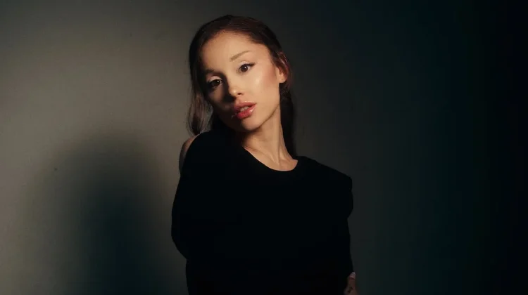 Ariana Grande Gugat Sekelompok Peretas Anonim atas Kebocoran Sejumlah Data