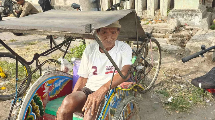Roda Becak Cirebon yang Makin Pelan: Kisah Kesetiaan di Tengah Arus Modernisasi