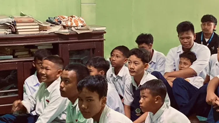Cerdas Literasi Informasi, Cakap Berteknologi: "Merta Click" Sapa Pelajar Cirebon