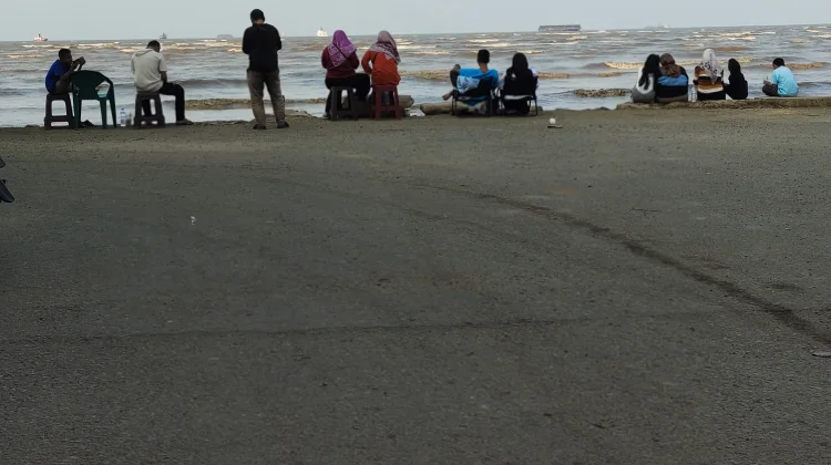 Senja di Dermaga Warmindo: Spot 'Healing' Murah Warga Ciayumajakuning