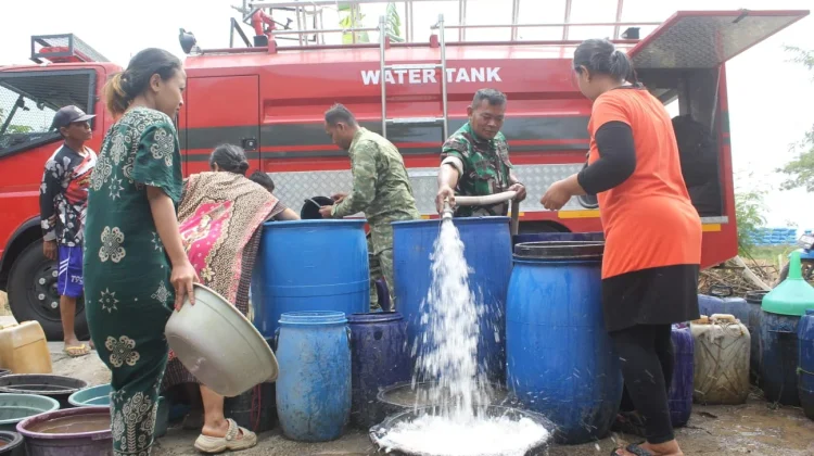 Atasi Kekeringan, Kodim Indramayu dan BPBD Salurkan 10.000 Liter Air Bersih