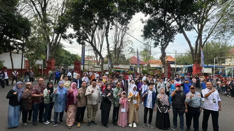Pemerintah Kota Cirebon Lepas 90 Siswa Sekolah Rakyat Terintegrasi Cirebon