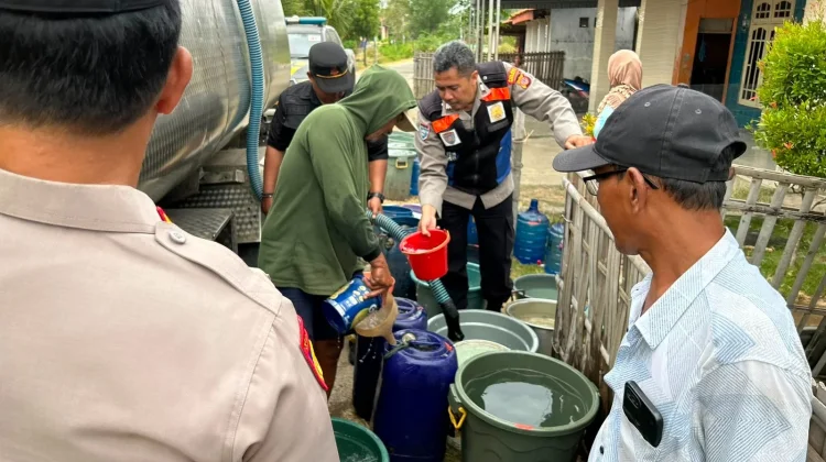 Polisi Distribusikan Air Bersih Gratis bagi Warga Terdampak Kemarau