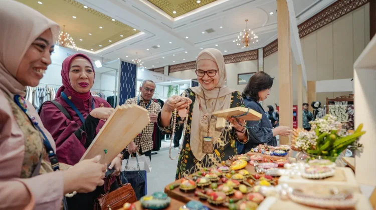 UMKM Binaan Pertamina Pikat Pengunjung Indonesia Fashion Week