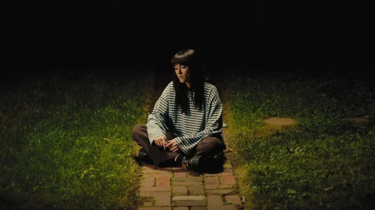 Sasha Alex Sloan Kembali lewat “Glitter”, Karya Solo Pertama
