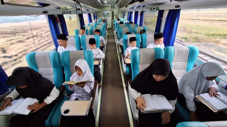 Ngaji Bersama Anak Yatim Warnai Perjalanan KA Kaligung & Tegal Bahari