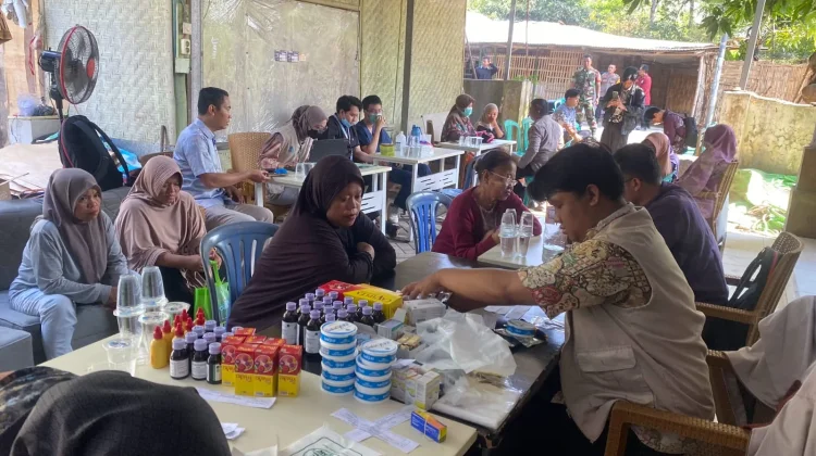 Warga Balongan Mengikuti Pemeriksaan Kesehatan dan Edukasi Gigi