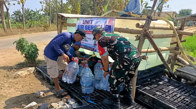 Babinsa Majalengka Bangun Sarana Air Bersih saat Kekeringan Melanda Warga