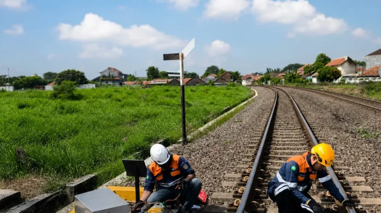 KAI Daop 3 Cirebon Perkuat Keselamatan Perjalanan KA lewat Perawatan Persinyalan