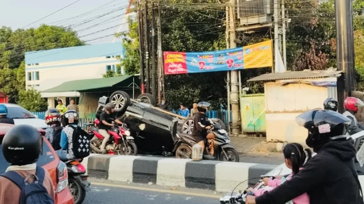 Bak Film, Hantam Pembatas tengah Jalan di Gunung Jati Cirebon, Mobil CRV Terbal