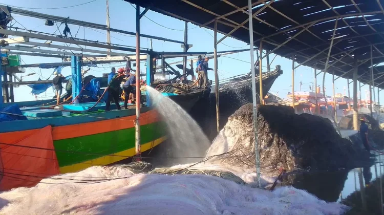 Kebakaran Hebat Hanguskan Perahu di Pelabuhan Karangsong Indramayu
