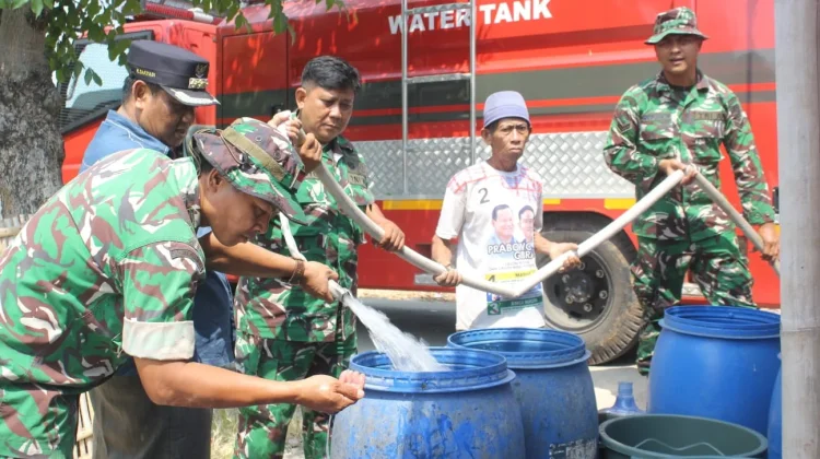Pasokan Air Bersih TNI dan Tim Gabungan Tiba di Pasekan Indramayu