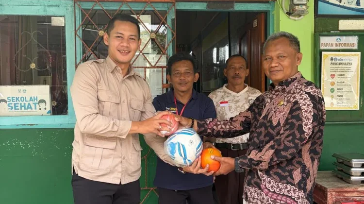 Gerindra Kuningan Salurkan Alat Olahraga untuk Warga Garawangi