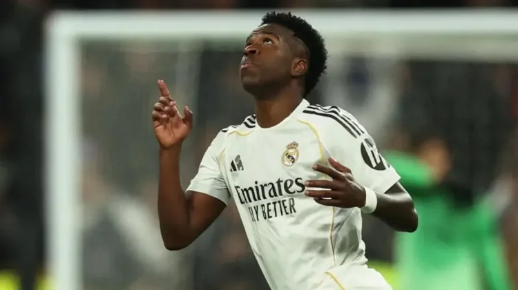 Resmi, Vinícius Júnior Bertahan di Bernabéu