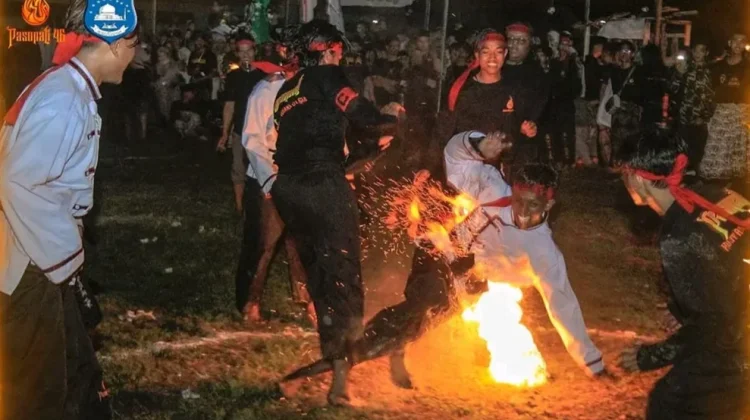 Mandi Petasan: Atraksi Ekstrem Santri Ciwaringin!