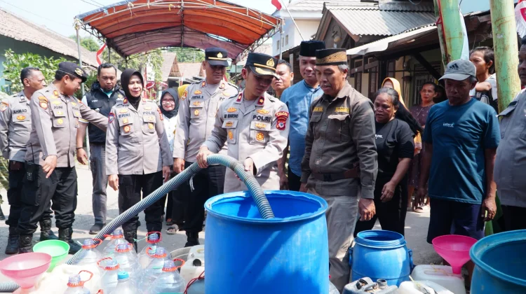 Polres Cirebon Kota Salurkan 9.000 Liter Air Bersih untuk Warga Argasunya