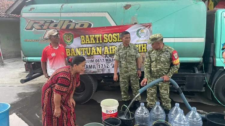 Ditengah Krisis, TNI Turun Tangan Salurkan Air Bersih di Majalengka