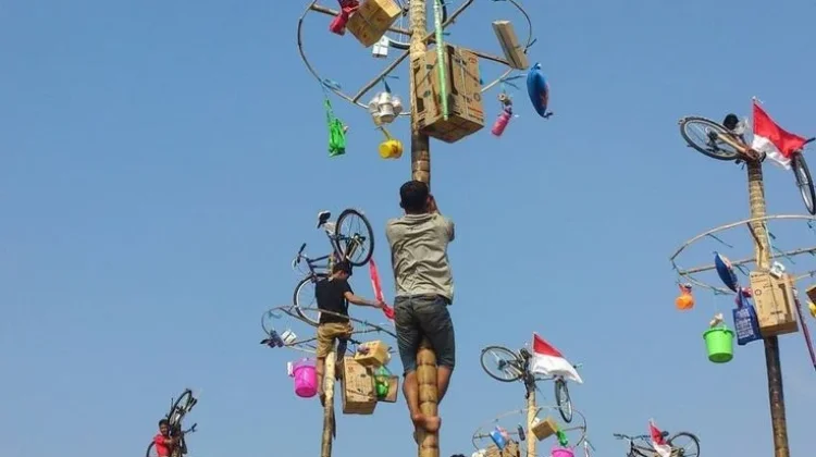 Mengenal Tradisi Seru Lomba Panjat Pinang di Indonesia